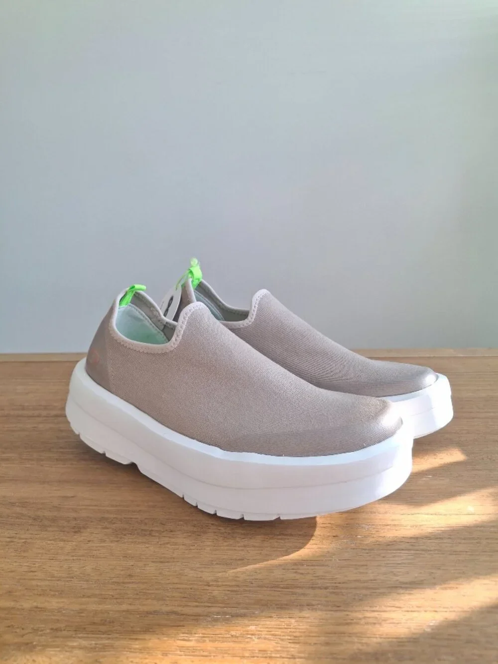 (New) OOFOS – OOmega eeZee Low Recovery Shoes (Nomad/White) – Women's 8